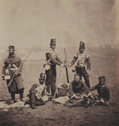 1855年のクリミア戦争に関連する52枚の写真のアルバムからの第3（イーストケント）連隊の足（バフ）の役員と男性 作： Roger Fenton